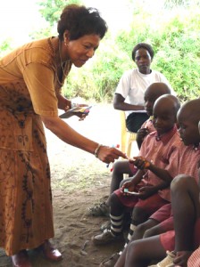 Hinchberger participated in a project to provide children with toothbrushes and education on dental hygiene took place in the village of Kunya, which is located on Lake Victoria. 