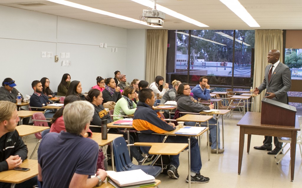 Robert Anderson (Class of '96, B.A.; '99), a teacher at Colin P. Kelly Elementary School in Compton shares insights with students in a CSUDH Educational Psychology class.