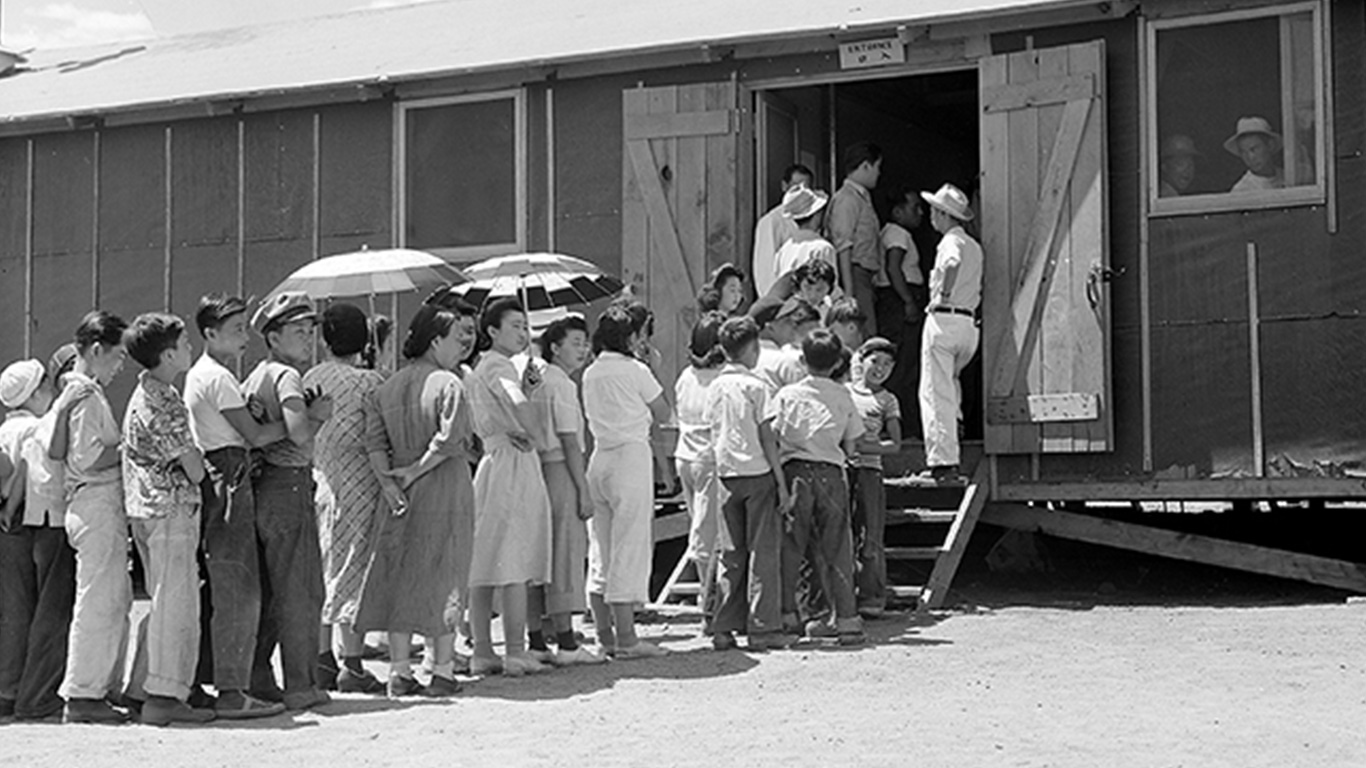 Japanese-internment-camp-at-Manzanar-in-1942
