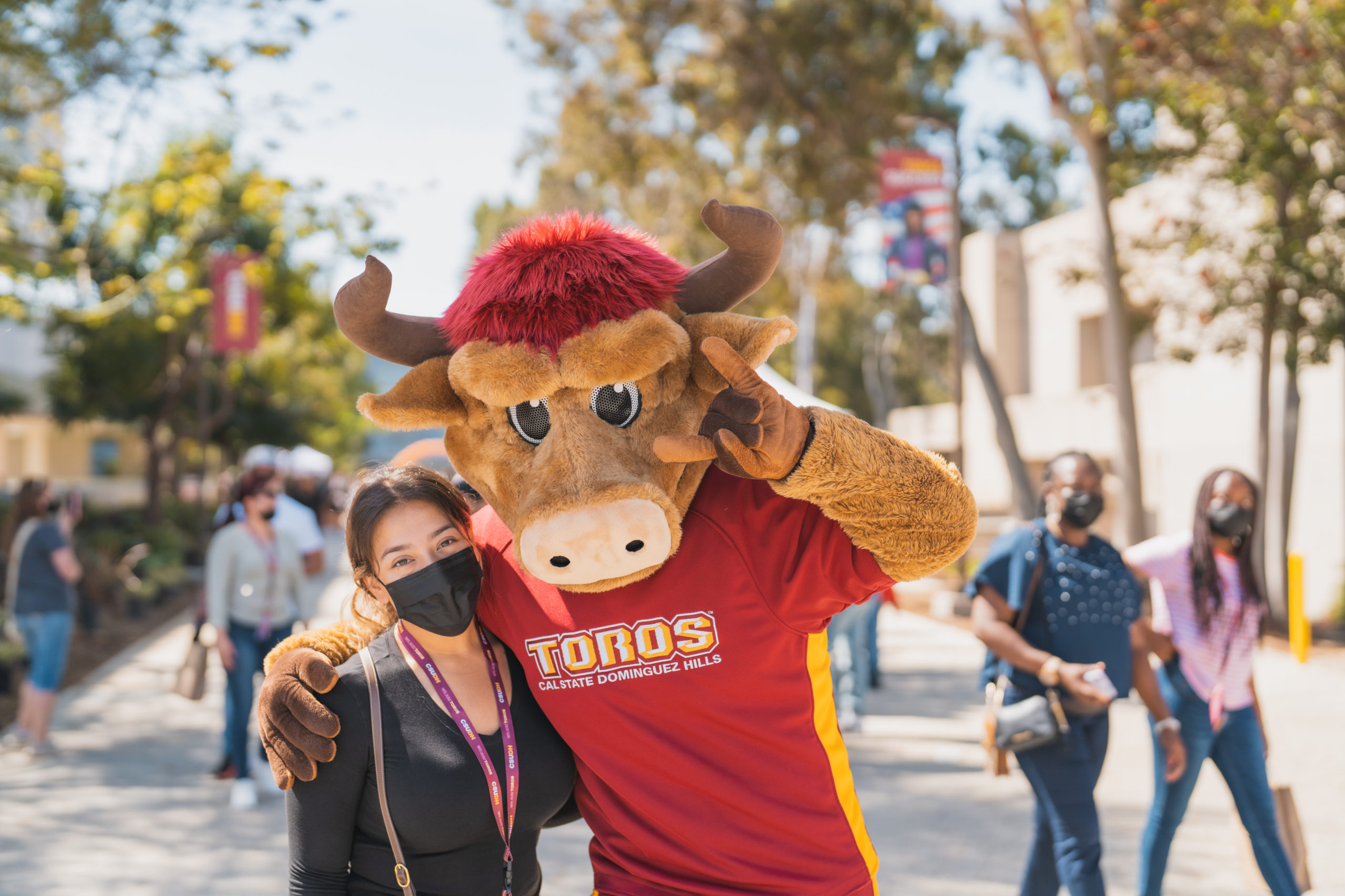 Teddy the Toro poses with a prospective CSUDH student.