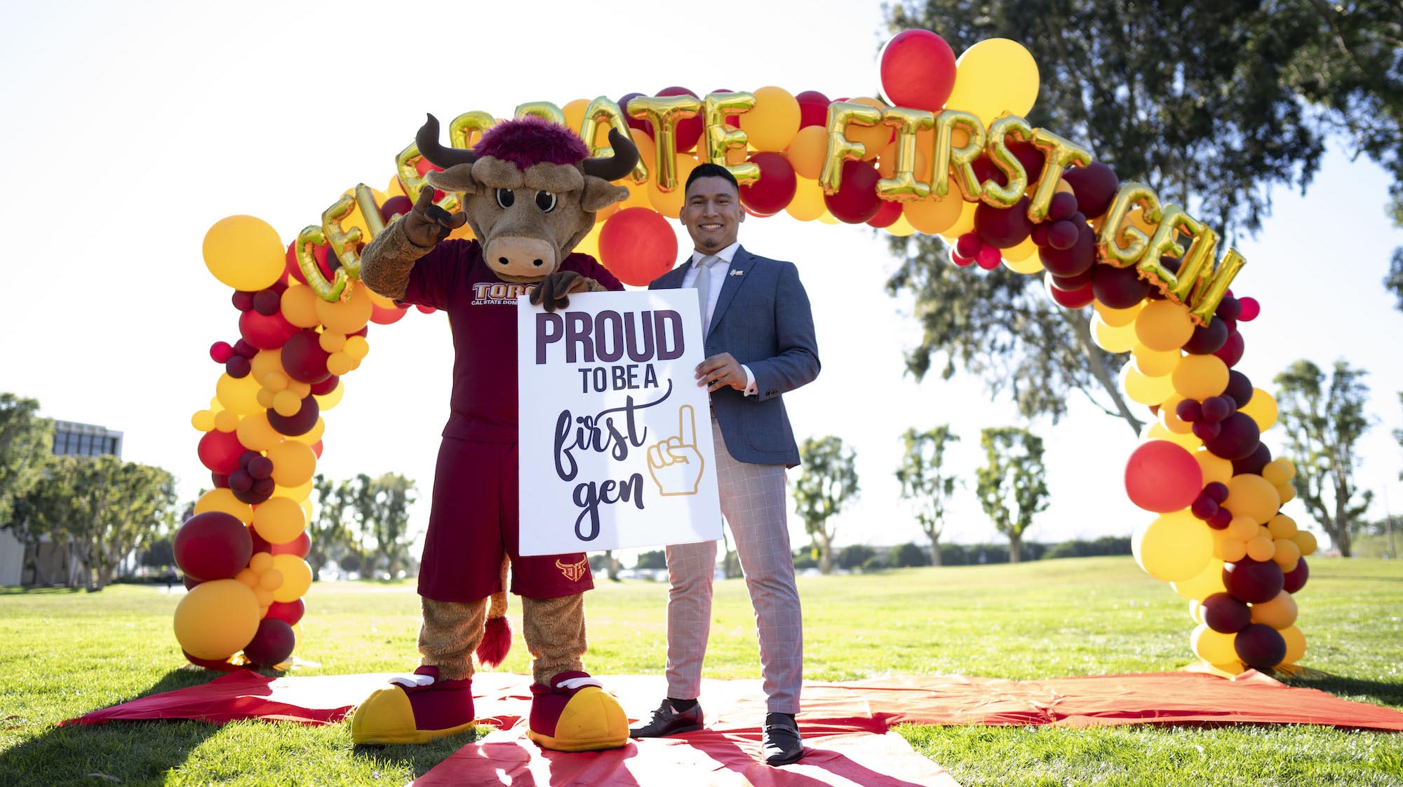 Teddy Toro with ASI President Edgar Mejia-Alezano under balloon arch.