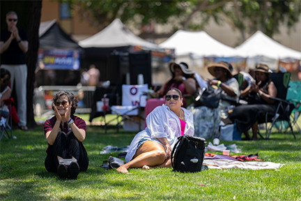 Alums relax on campus during Homecoming. 